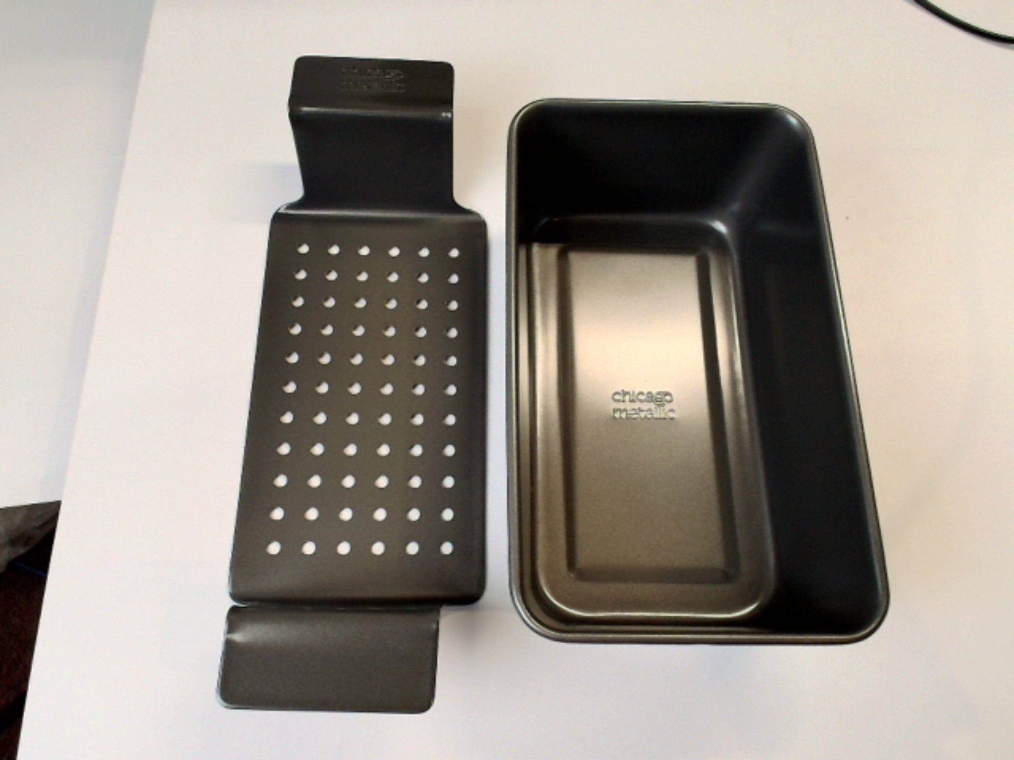 Chicago Metallic Nonstick Meatloaf Pan Set 9.5"x5.5" - Brantford Surplus